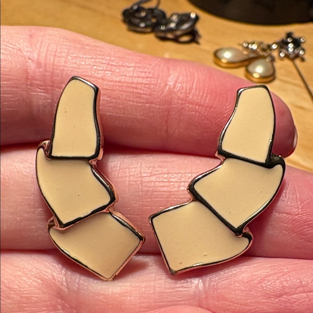 027)Vintage Trifari gold and creme enamel earrings